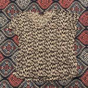 GAP v neck tee black and white patterned.